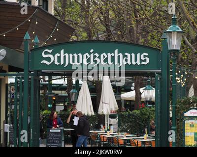 Schweizerhaus Schild am wurstelprater in wien berühmt für ein Gericht namens 'Stelzn Stockfoto