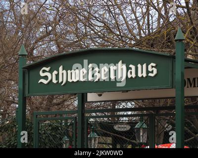 Schweizerhaus Schild am wurstelprater in wien berühmt für ein Gericht namens 'Stelzn Stockfoto