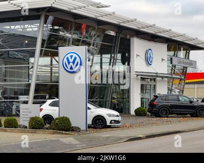 Neuwied, 24. November 2021: Das VW-Logo der Marke 'Volkswagen' am Eingang des Showrooms des lokalen VW-Autohändlers Stockfoto