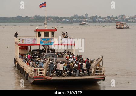 Die Hauptverkehrszeit auf einer Fähre zum Khmer Neujahr mit vielen Menschen in Phnom Penh, Kambodscha Stockfoto