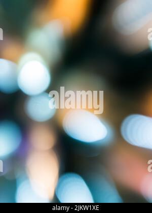 Das bunte Bokeh leuchtet auf einem unscharfen Hintergrund Stockfoto