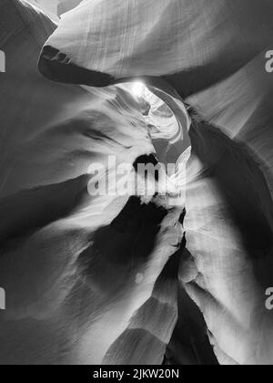 Eine graue vertikale Spitzenaufnahme der Sanddünen des Lower Antelope Canyon in Arizona, USA Stockfoto