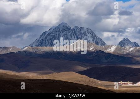 Eine schöne Aussicht auf den Yala Snow Mountain Stockfoto