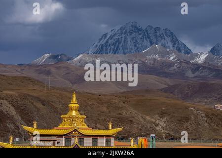 Eine schöne Aussicht auf den Yala Snow Mountain Stockfoto