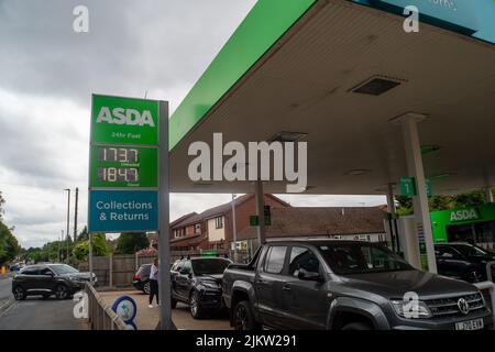 Egham Hythe, Staines-upon-Thames, Surrey, Großbritannien. Die Kunden standen heute an der Asda-Tankstelle in Egham Hythe in der Schlange, da der Benzinpreis dort von Rekordhöhen auf 173,7 Pence pro Liter für bleifreies Benzin reduziert wurde. Quelle: Maureen McLean/Alamy Live News Stockfoto