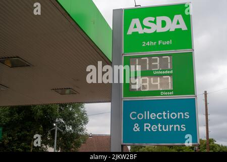 Egham Hythe, Staines-upon-Thames, Surrey, Großbritannien. Die Kunden standen heute an der Asda-Tankstelle in Egham Hythe in der Schlange, da der Benzinpreis dort von Rekordhöhen auf 173,7 Pence pro Liter für bleifreies Benzin reduziert wurde. Quelle: Maureen McLean/Alamy Live News Stockfoto