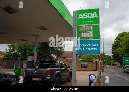 Egham Hythe, Staines-upon-Thames, Surrey, Großbritannien. Die Kunden standen heute an der Asda-Tankstelle in Egham Hythe in der Schlange, da der Benzinpreis dort von Rekordhöhen auf 173,7 Pence pro Liter für bleifreies Benzin reduziert wurde. Quelle: Maureen McLean/Alamy Live News Stockfoto