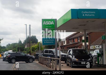 Egham Hythe, Staines-upon-Thames, Surrey, Großbritannien. Die Kunden standen heute an der Asda-Tankstelle in Egham Hythe in der Schlange, da der Benzinpreis dort von Rekordhöhen auf 173,7 Pence pro Liter für bleifreies Benzin reduziert wurde. Quelle: Maureen McLean/Alamy Live News Stockfoto