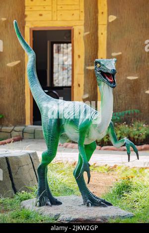 12. Juni 2022, Antalya, Türkei: Gruseliger räuberischer Dinosaurier in einem Vergnügungspark Stockfoto