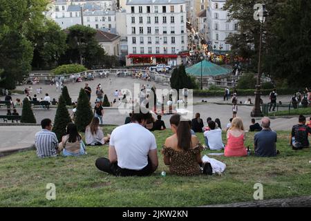 Paris, Frankreich. 2. August 2022. Am Square Louise Michel vor der Basilika Sacré Coeur de Montmartre versammeln sich Menschen, um den Sonnenuntergang zu beobachten und zu genießen. Kredit: Aldercy Carling/ Alamy Live Nachrichten Stockfoto