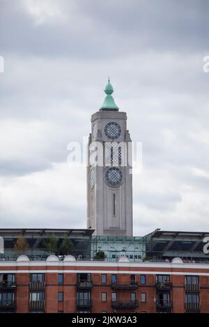 London vereinigtes Königreich 08 September 2013 der Oxo Tower und Oxo Tower Wharf Gebäude von der Themse aus gesehen vertikales Format Stockfoto