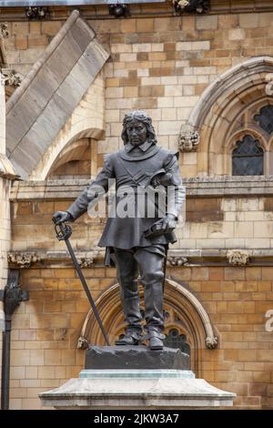 London vereinigtes Königreich 08. September 2013 Nahaufnahme und vertikales Format des Oliver Cromwell-Denkmals von Hamo Thornycroft, das 1899 aus sid heraus errichtet wurde Stockfoto