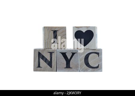 Holzwürfel, die den Satz I love New York City mit einem Herzsymbol mit weißem Hintergrund für Designs und Layouts zeigen Stockfoto