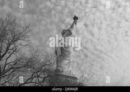 Eine malerische Aussicht auf die Freiheitsstatue in New York City, in den Vereinigten Staaten Stockfoto