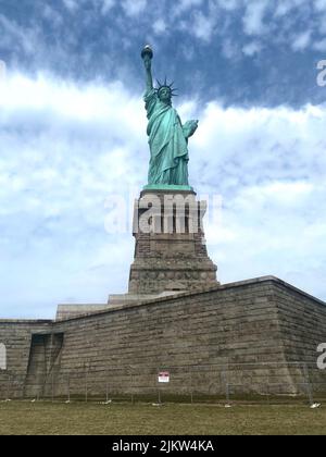 Eine vertikale Aufnahme der Freiheitsstatue in New York City, in den Vereinigten Staaten Stockfoto