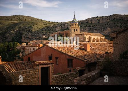 Straßen, Kathedrale und Dächer von Albarracín, einer mittelalterlichen Stadt in Spanien. Stockfoto