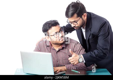 Glücklicher Chef, der die Arbeit des Mitarbeiters mit Daumen nach oben zeigt Stockfoto