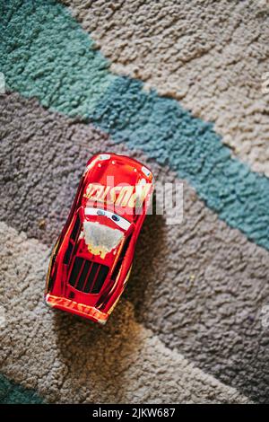 Eine Draufsicht auf ein Mattel-Spielzeugmodell Lightning McQueen aus dem Disney Pixar Cars-Film Stockfoto