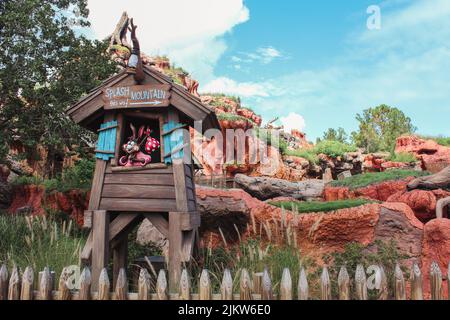 Das Kaninchen in der Holzhütte mit dem Schild, das den Splash Mountain zeigt. Magic Kingdom. Stockfoto