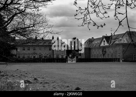 Eine wunderschöne Aufnahme des Tredegar House an einem düsteren Tag in Newport, South Wales, in Graustufen Stockfoto