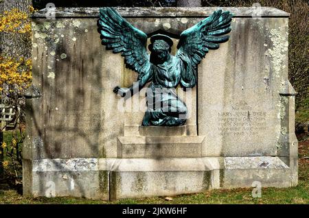 Ein Grabstein mit der Skulptur eines Engels auf dem Sleepy Hollow Cemetery in New York
