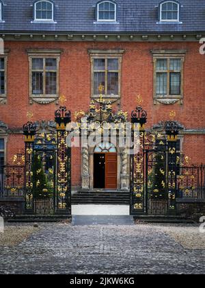 Eine vertikale Aufnahme des Tredegar House an einem düsteren Tag in Newport, Südwales, in Graustufen Stockfoto