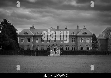 Eine wunderschöne Aufnahme des Tredegar House an einem düsteren Tag in Newport, South Wales, in Graustufen Stockfoto