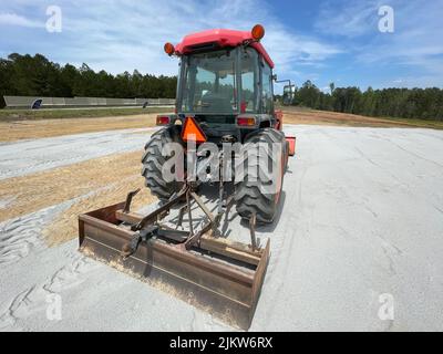 Augusta, GA USA - 04 13 22: Kubota Red Traktor Sand smoother Stockfoto