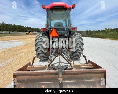 Augusta, GA USA - 04 13 22: Rückenbefestigung des roten Kubota-Traktors Stockfoto