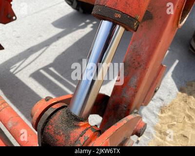 Augusta, GA USA - 04 13 22: Kubota Red Traktor Hydraulikarm Stockfoto