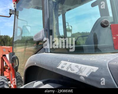 Augusta, GA USA - 04 13 22: Kubota Red Traktorradantrieb Stockfoto