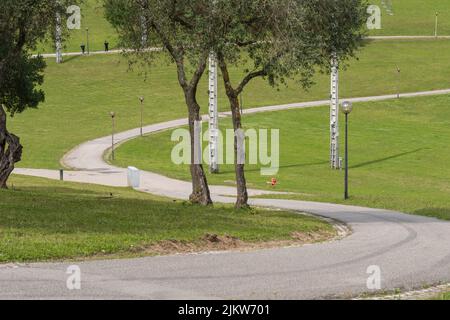 Ein Baum und ein Steinpfad im Bela Vista Park in Lissabon Stockfoto