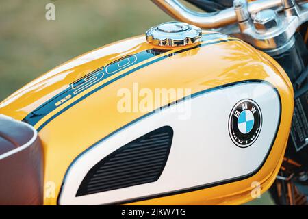 17. Juni 2022, Antalya, Türkei: BMW Vintage Motorrad. Nahaufnahme einer Firmenlogo-Marke auf einem Kraftstofftank Stockfoto