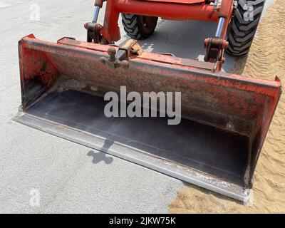 Augusta, GA USA - 04 13 22: Kubota Red Traktor Frontschaufel Stockfoto