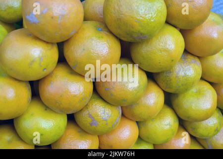 Orange auf dem Markt im Sonnenlicht Stockfoto