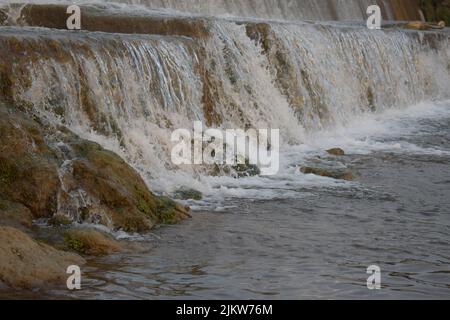 Wasserfall auf einem Fluss in einem Park Stockfoto