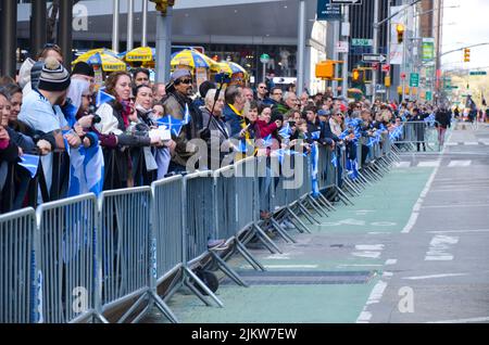 Die Zuschauer versammelten sich in Midtown, Manhattan, um die weltgrößte Pfeifen- und Trommelparade zu sehen, um den Scottish Tartan Day am 9. April 2022 in New Yo zu feiern Stockfoto