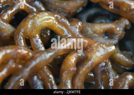 Beliebte süße Snacks aus Süd- und Westasien, genannt Jalebi, auch bekannt als Jilapi, Zulbia, Mushabak und Zalabia, zum Verkauf angezeigt. Selektiver Fokus i Stockfoto