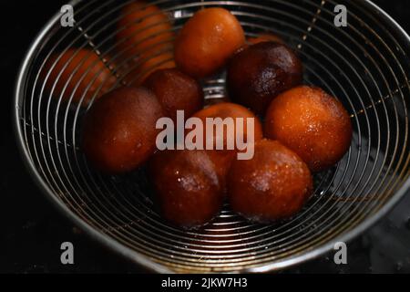 Indisches süßes Gericht mit dem Namen „Gulab jamun“. Stockfoto