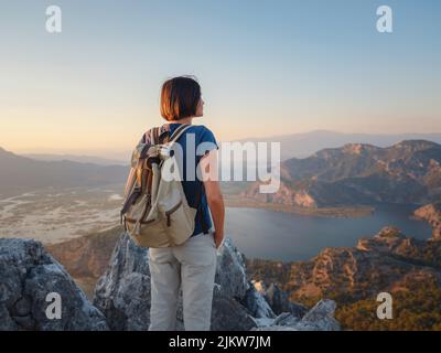 Reise in die Türkei, Aussichtspunkt über Dalyan Iztuzu Beach. . Lächelnde Frau, die bei einem Wanderausflug Pause einnahm und den Sonnenuntergang betrachte. Entdecken Sie die Naturwunder o Stockfoto