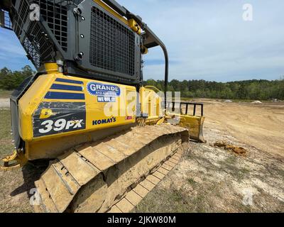 Augusta, GA USA - 04 13 22: Gelber Bagger auf einer Baustelle Stockfoto