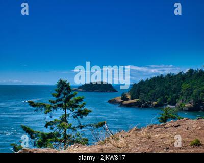 Ein natürlicher Blick auf die Küste des Skagit County über die Bucht im Sommer Stockfoto