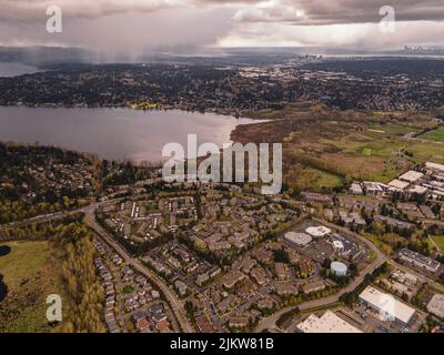 Eine Luftaufnahme des Sammamish Lake und der Stadt Bellevue in Washington, USA Stockfoto