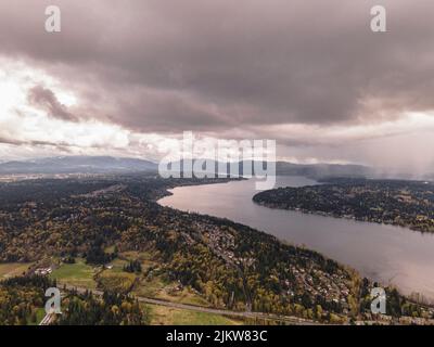 Eine Luftaufnahme des Sammamish Lake und der Stadt Bellevue in Washington, USA Stockfoto