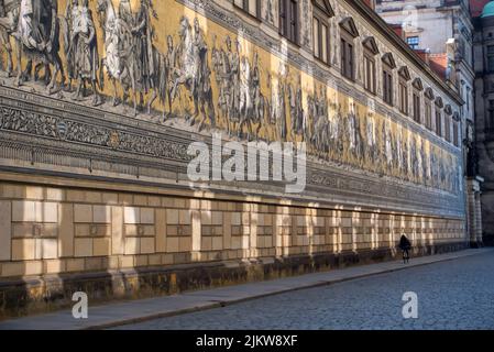 Dresden, Deutschland - März 28. 2022: Radfahrer passieren Prinzenprozession Stockfoto