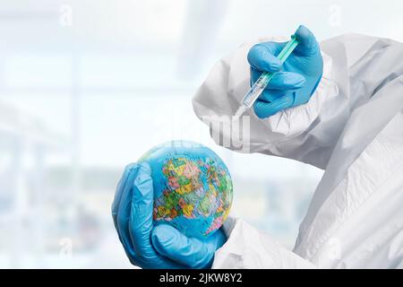 Ein Arzt, der im Labor eine Spritze mit Coronavirus-Impfstoff auf den Planeten Erde injiziert Stockfoto