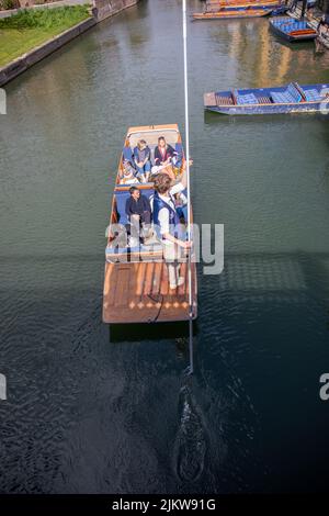 Eine Aufnahme von Menschen, die an einem sonnigen Tag auf dem Fluss Cam in Cambridge pokern Stockfoto