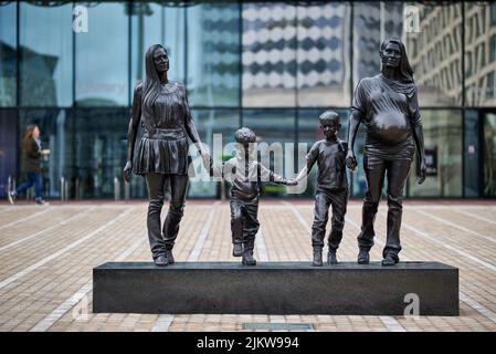 Eine Statue der 'Real Birmingham Family' vor der Bibliothek von Birmingham auf dem Centenary Square Stockfoto