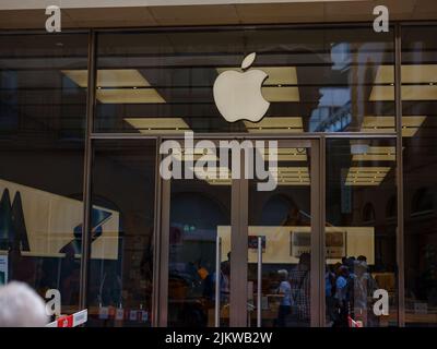 Basel, Schweiz - Juli 4 2022: Apple Store Logo am Eingang zum Apple Store in Basel. Stockfoto