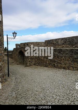 Eine leere Straße mit alten Bauten in Marvao, Portugal Stockfoto